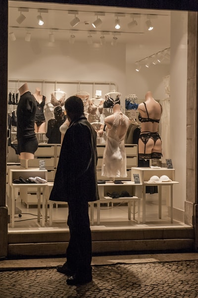 穿黑西装的男人站在穿白衣服的女人面前